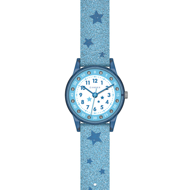 Eine Kinder-Armbanduhr mit einem hellblauen Glitzerarmband, auf dem dunkelblaue Sternchen abgebildet sind, blau-transparentem Gehäuse mit eingearbeitetem Glitzer und kleinen Schmucksteinen auf dem Ziffernblatt. Die Zahlen auf dem blau- weißem Ziffernblatt sind sehr gut ablesbar.