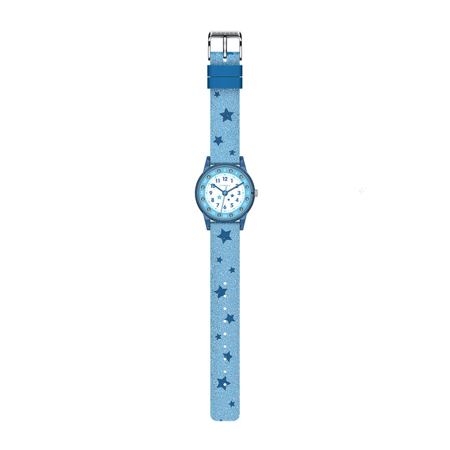 Eine Kinder-Armbanduhr mit einem hellblauen Glitzerarmband, auf dem dunkelblaue Sternchen abgebildet sind, blau-transparentem Gehäuse mit eingearbeitetem Glitzer und kleinen Schmucksteinen auf dem Ziffernblatt. Die Zahlen auf dem blau- weißem Ziffernblatt sind sehr gut ablesbar.