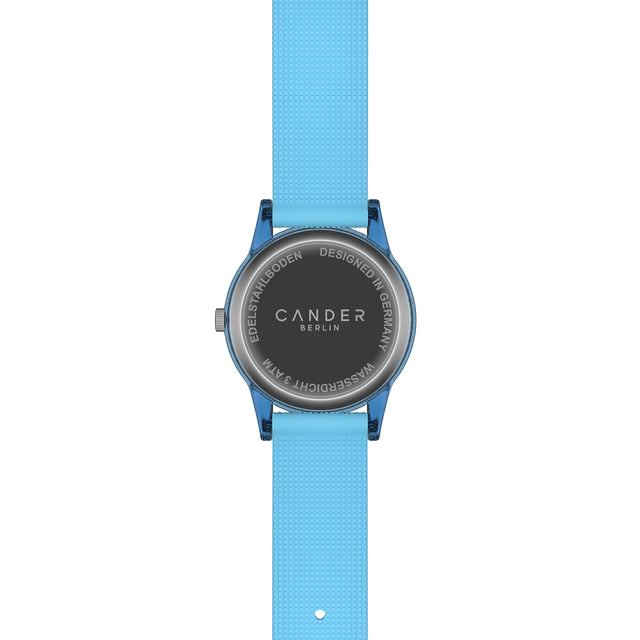 Eine Kinder-Armbanduhr mit einem hellblauen Glitzerarmband, auf dem dunkelblaue Sternchen abgebildet sind, blau-transparentem Gehäuse mit eingearbeitetem Glitzer und kleinen Schmucksteinen auf dem Ziffernblatt. Die Zahlen auf dem blau- weißem Ziffernblatt sind sehr gut ablesbar.