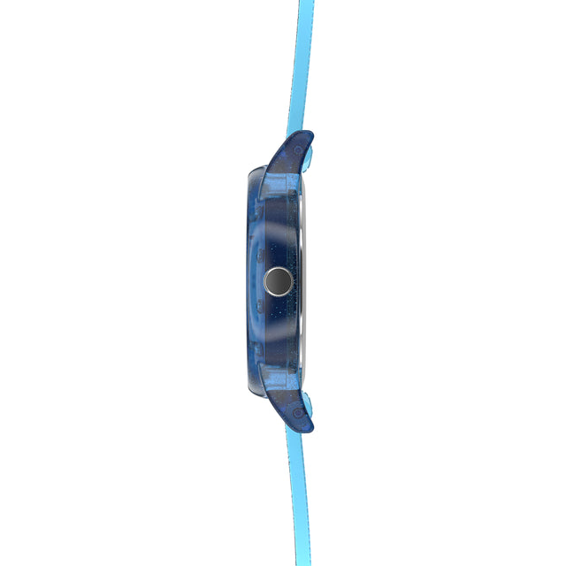 Eine Kinder-Armbanduhr mit einem hellblauen Glitzerarmband, auf dem dunkelblaue Sternchen abgebildet sind, blau-transparentem Gehäuse mit eingearbeitetem Glitzer und kleinen Schmucksteinen auf dem Ziffernblatt. Die Zahlen auf dem blau- weißem Ziffernblatt sind sehr gut ablesbar.