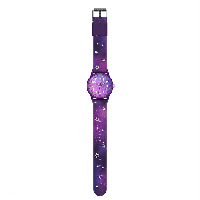 Eine Kinder-Armbanduhr mit einem lila Stoffarmband, auf dem kleine Sterne abgebildet sind. Das lila-transparente Gehäuse hat ein Glitzereffekt. Auf dem Ziffernblatt befinden sich kleine Schmucksteine. Die weißen Zahlen auf dem lila Ziffernblatt sind sehr gut ablesbar.