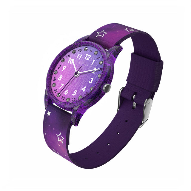 Eine Kinder-Armbanduhr mit einem lila Stoffarmband, auf dem kleine Sterne abgebildet sind. Das lila-transparente Gehäuse hat ein Glitzereffekt. Auf dem Ziffernblatt befinden sich kleine Schmucksteine. Die weißen Zahlen auf dem lila Ziffernblatt sind sehr gut ablesbar.