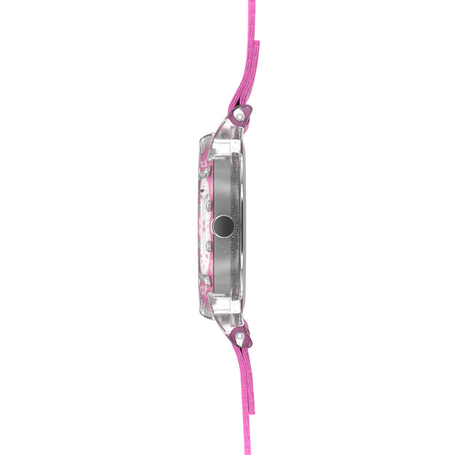 Eine Kinder-Armbanduhr mit einem pinkem Stoffarmband, auf dem zauberhafte Feen abgebildet sind. Das transparente Gehäuse hat ein Glitzereffekt. Auf dem Ziffernblatt befinden sich kleine Schmucksteine. Die großen Zahlen sind auf dem pinkaa- weißem Ziffernblatt sehr gut ablesbar.