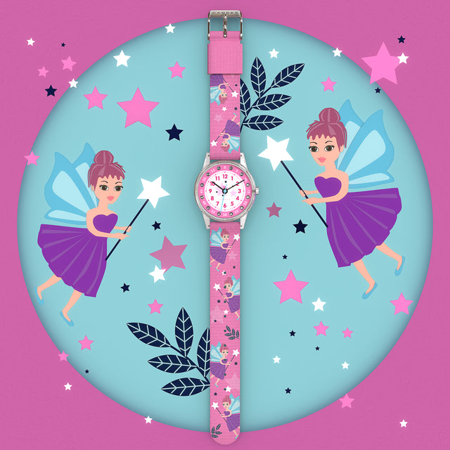 Eine Kinder-Armbanduhr mit einem pinkem Stoffarmband, auf dem zauberhafte Feen abgebildet sind. Das transparente Gehäuse hat ein Glitzereffekt. Auf dem Ziffernblatt befinden sich kleine Schmucksteine. Die großen Zahlen sind auf dem pinkaa- weißem Ziffernblatt sehr gut ablesbar.