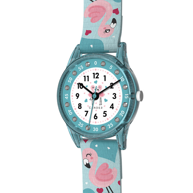 Eine Kinder-Armbanduhr mit einem türkisem Stoffarmband, auf dem super süße Flamingos abgebildet sind. Das türkis-transparentem Gehäuse hat ein Glitzereffekt. Auf dem Ziffernblatt befinden sich kleine Schmucksteine. Die Zahlen auf dem türkis- weißem Ziffernblatt sind sehr gut ablesbar.