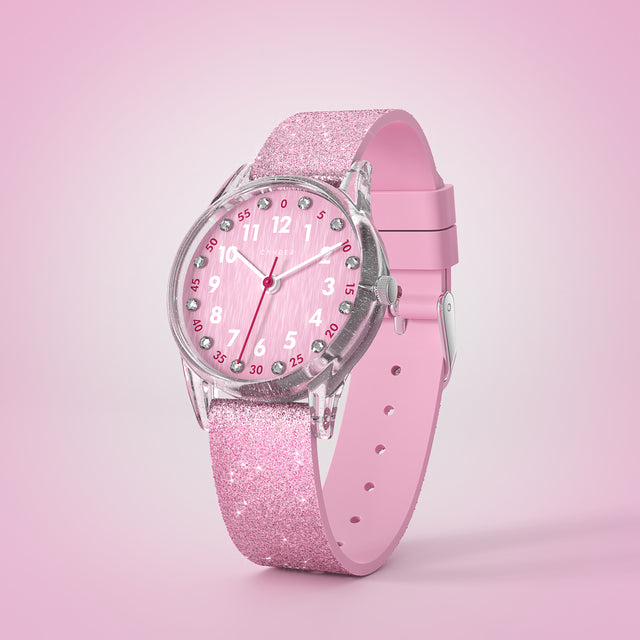 Eine Kinder-Armbanduhr mit einem rosa Glitzerarmband, transparentem Gehäuse und kleinen Schmucksteinen auf dem Ziffernblatt. Die weißen Zahlen auf dem rosa Ziffernblatt sind sehr gut ablesbar.