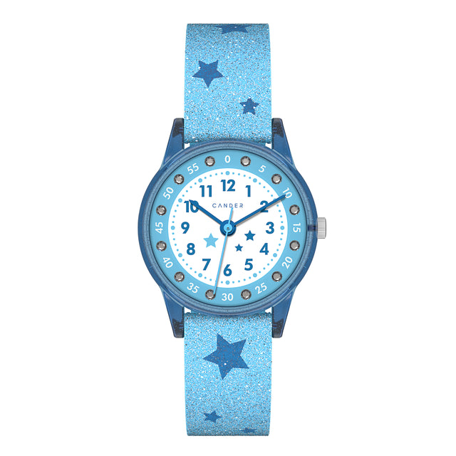 Eine Kinder-Armbanduhr mit einem hellblauen Glitzerarmband, auf dem dunkelblaue Sternchen abgebildet sind, blau-transparentem Gehäuse mit eingearbeitetem Glitzer und kleinen Schmucksteinen auf dem Ziffernblatt. Die Zahlen auf dem blau- weißem Ziffernblatt sind sehr gut ablesbar.