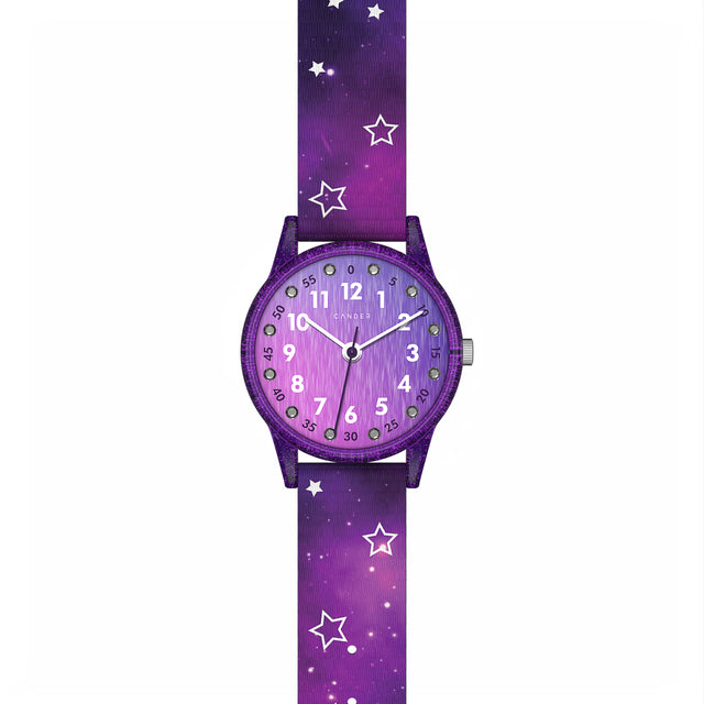 Eine Kinder-Armbanduhr mit einem lila Stoffarmband, auf dem kleine Sterne abgebildet sind. Das lila-transparente Gehäuse hat ein Glitzereffekt. Auf dem Ziffernblatt befinden sich kleine Schmucksteine. Die weißen Zahlen auf dem lila Ziffernblatt sind sehr gut ablesbar.