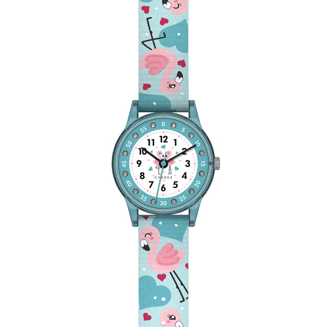 Eine Kinder-Armbanduhr mit einem türkisem Stoffarmband, auf dem super süße Flamingos abgebildet sind. Das türkis-transparentem Gehäuse hat ein Glitzereffekt. Auf dem Ziffernblatt befinden sich kleine Schmucksteine. Die Zahlen auf dem türkis- weißem Ziffernblatt sind sehr gut ablesbar.