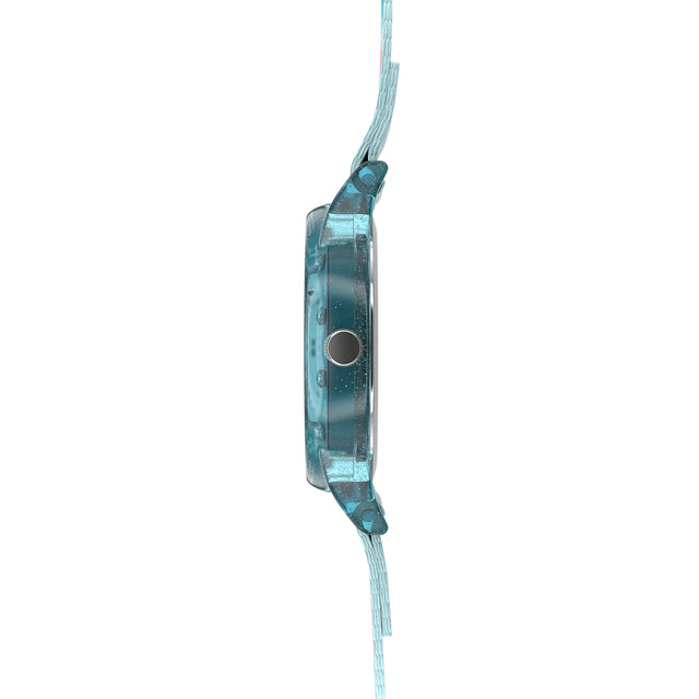 Eine Kinder-Armbanduhr mit einem türkisem Stoffarmband, auf dem super süße Flamingos abgebildet sind. Das türkis-transparentem Gehäuse hat ein Glitzereffekt. Auf dem Ziffernblatt befinden sich kleine Schmucksteine. Die Zahlen auf dem türkis- weißem Ziffernblatt sind sehr gut ablesbar.