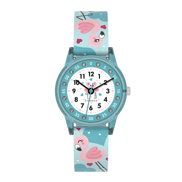 Eine Kinder-Armbanduhr mit einem türkisem Stoffarmband, auf dem super süße Flamingos abgebildet sind. Das türkis-transparentem Gehäuse hat ein Glitzereffekt. Auf dem Ziffernblatt befinden sich kleine Schmucksteine. Die Zahlen auf dem türkis- weißem Ziffernblatt sind sehr gut ablesbar.