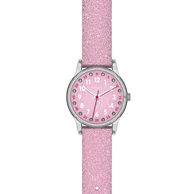 Eine Kinder-Armbanduhr mit einem rosa Glitzerarmband, transparentem Gehäuse und kleinen Schmucksteinen auf dem Ziffernblatt. Die weißen Zahlen auf dem rosa Ziffernblatt sind sehr gut ablesbar.